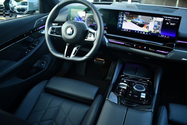 BMW 5 Serie Touring 520i M-Sport Pano Trekh B&W 21inch ACC 360 HUD Stoelventilatie Brooklyngrau