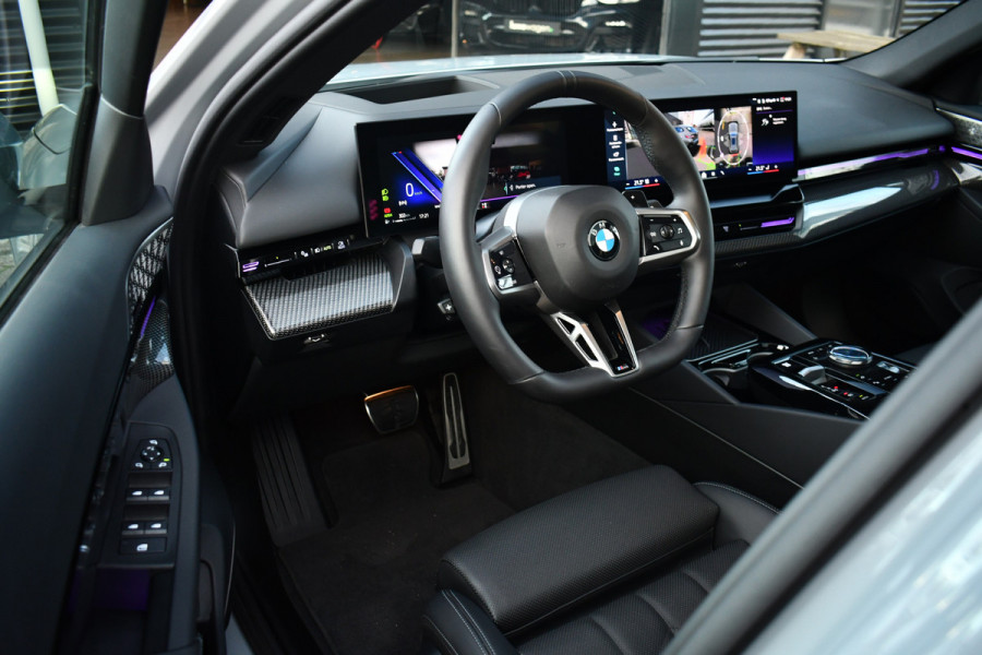 BMW 5 Serie Touring 520i M-Sport Pano Trekh B&W 21inch ACC 360 HUD Stoelventilatie Brooklyngrau