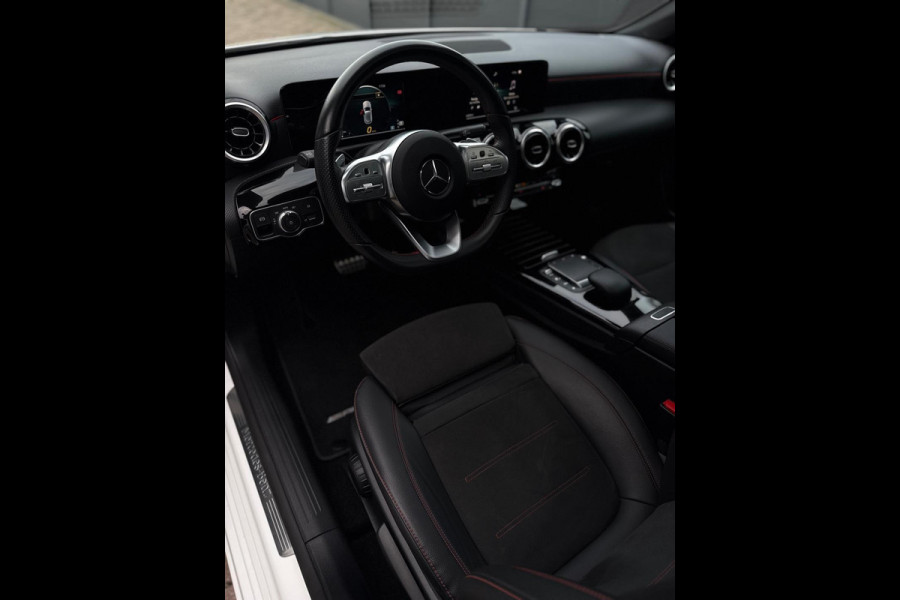 Mercedes-Benz A-Klasse 180 AMG Line Panorama CarPlay Mercedes-Benz A-Klasse 180 AMG Line Panorama CarPlay