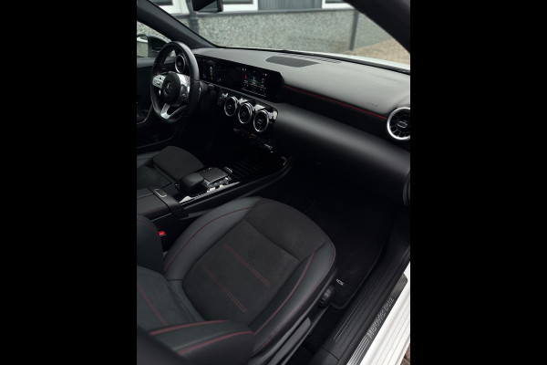 Mercedes-Benz A-Klasse 180 AMG Line Panorama CarPlay Mercedes-Benz A-Klasse 180 AMG Line Panorama CarPlay