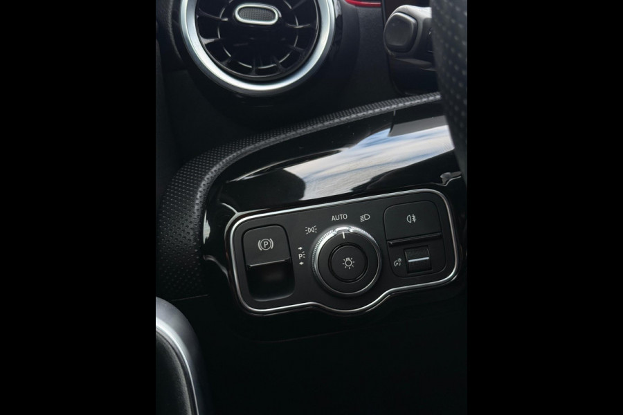 Mercedes-Benz A-Klasse 180 AMG Line Panorama CarPlay Mercedes-Benz A-Klasse 180 AMG Line Panorama CarPlay