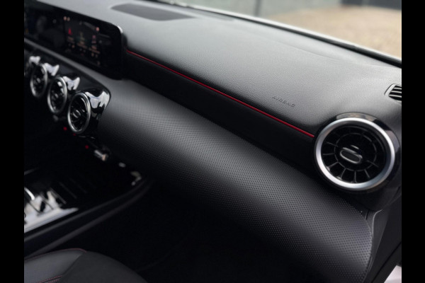 Mercedes-Benz A-Klasse 180 AMG Line Panorama CarPlay Mercedes-Benz A-Klasse 180 AMG Line Panorama CarPlay
