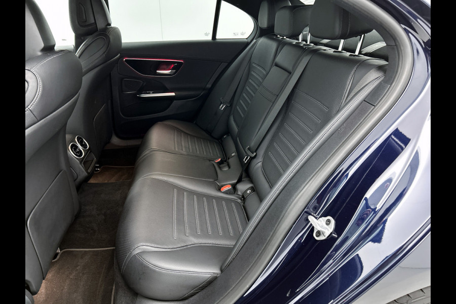 Mercedes-Benz C-Klasse 180 AMG Line Multispaaks lichtmetalen velgen 19 inch. Navigatie | parking support met camera achter | Inclusief 24 maanden MB Certified garantie voor Europa.