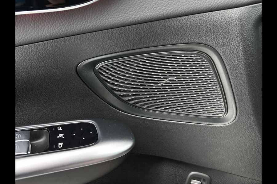 Mercedes-Benz C-Klasse 180 AMG Line Multispaaks lichtmetalen velgen 19 inch. Navigatie | parking support met camera achter | Inclusief 24 maanden MB Certified garantie voor Europa.