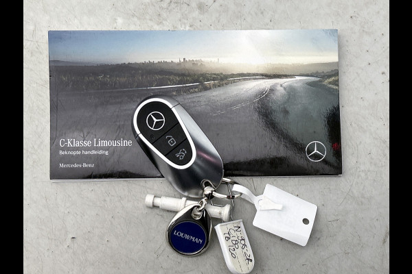 Mercedes-Benz C-Klasse 180 AMG Line Multispaaks lichtmetalen velgen 19 inch. Navigatie | parking support met camera achter | Inclusief 24 maanden MB Certified garantie voor Europa.