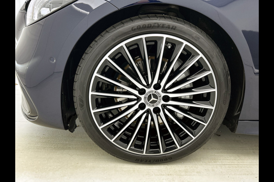 Mercedes-Benz C-Klasse 180 AMG Line Multispaaks lichtmetalen velgen 19 inch. Navigatie | parking support met camera achter | Inclusief 24 maanden MB Certified garantie voor Europa.