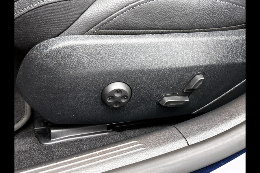 Mercedes-Benz C-Klasse 180 AMG Line Multispaaks lichtmetalen velgen 19 inch. Navigatie | parking support met camera achter | Inclusief 24 maanden MB Certified garantie voor Europa.