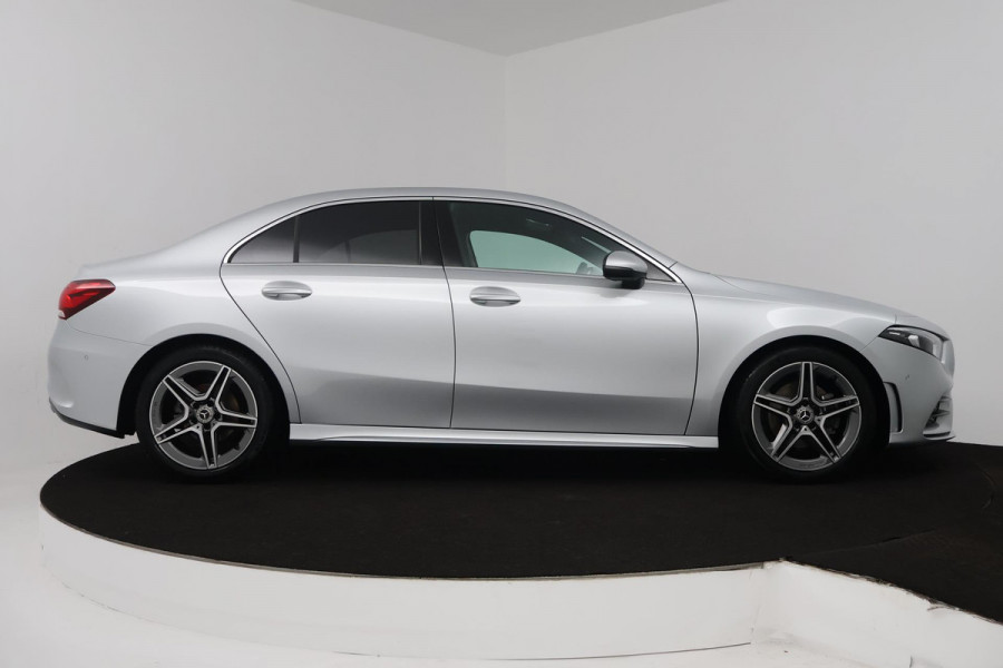 Mercedes-Benz A-Klasse 180 Business Solution AMG (STOELVERWARMING, SFEERVERLICHTING, ACHTERUITRIJCAMERA, CRUISE CONTROL, NAVI)