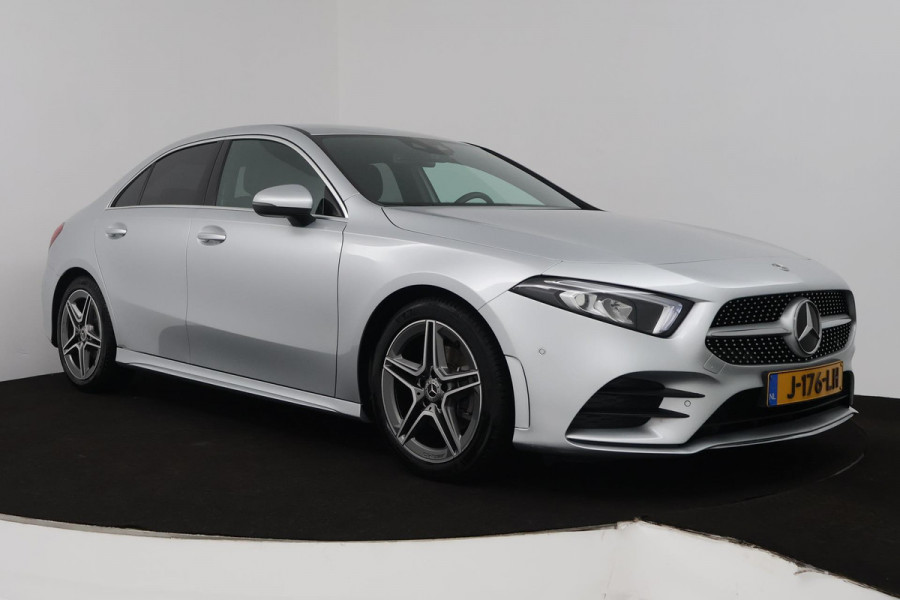 Mercedes-Benz A-Klasse 180 Business Solution AMG (STOELVERWARMING, SFEERVERLICHTING, ACHTERUITRIJCAMERA, CRUISE CONTROL, NAVI)