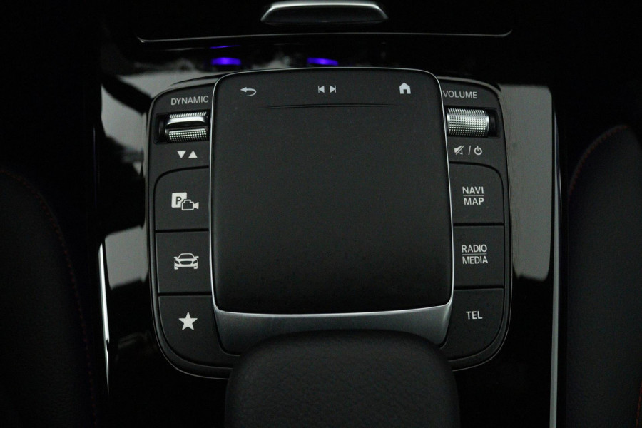 Mercedes-Benz A-Klasse 180 Business Solution AMG (STOELVERWARMING, SFEERVERLICHTING, ACHTERUITRIJCAMERA, CRUISE CONTROL, NAVI)