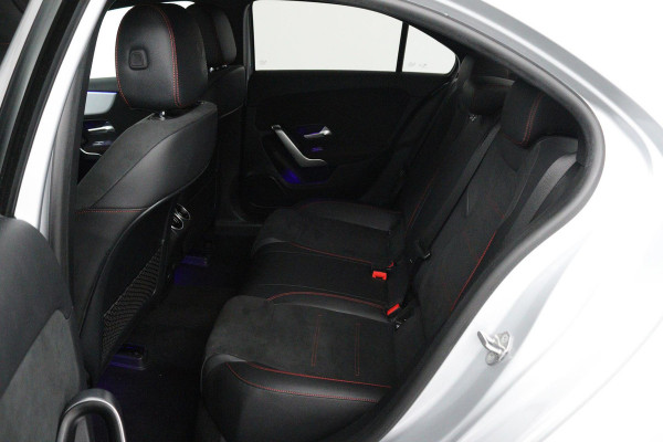Mercedes-Benz A-Klasse 180 Business Solution AMG (STOELVERWARMING, SFEERVERLICHTING, ACHTERUITRIJCAMERA, CRUISE CONTROL, NAVI)