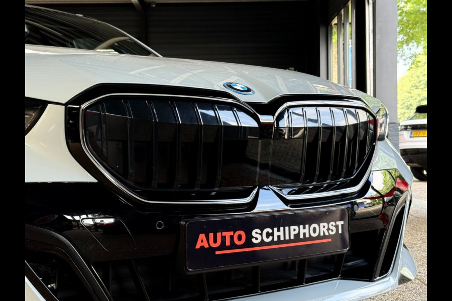 BMW 5 Serie 530e xDrive M-Sport 299pk Pro-20 inch trekhaak pano key-less BMW 5 Serie 530e xDrive M-Sport 299pk Pro-20 inch trekhaak pano key-less