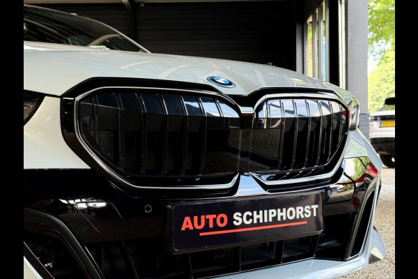 BMW 5 Serie 530e xDrive M-Sport 299pk Pro-20 inch trekhaak pano key-less BMW 5 Serie 530e xDrive M-Sport 299pk Pro-20 inch trekhaak pano key-less