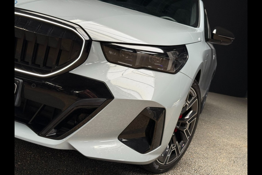 BMW 5 Serie 530e xDrive M-Sport 299pk Pro-20 inch trekhaak pano key-less BMW 5 Serie 530e xDrive M-Sport 299pk Pro-20 inch trekhaak pano key-less