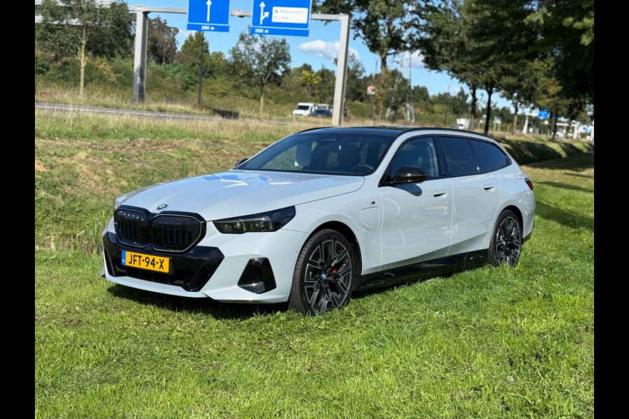 BMW 5 Serie 530e xDrive M-Sport 299pk Pro-20 inch trekhaak pano key-less BMW 5 Serie 530e xDrive M-Sport 299pk Pro-20 inch trekhaak pano key-less