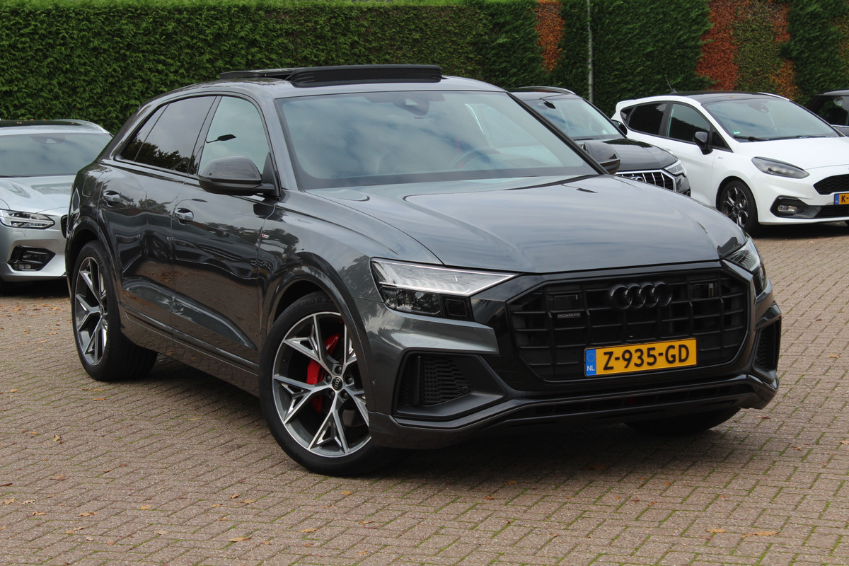 Audi Q8 55 TFSI quattro Pro Line S / Trekhaak / Panoramadak / Camera / Head-up / Luxe Leder / Carbon / 22'' / RS Seats / Keyless / Sfeerverlichting / Matrix LED / Stoelventilatie / Stuur+Stoelverwarming / DAB / ACC / Stoelm Audi Q8 55 TFSI quattro Pro Line S / Trekhaak / Panoramadak / Camera / Head-up / Luxe Leder / Carbon / 22'' / RS Seats / Keyless / Sfeerverlichting / Matrix LED / Stoelventilatie / Stuur+Stoelverwarming / DAB / ACC / Stoelm