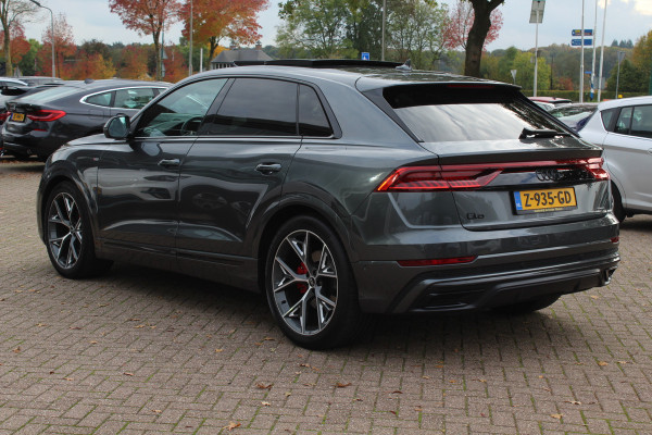 Audi Q8 55 TFSI quattro Pro Line S / Trekhaak / Panoramadak / Camera / Head-up / Luxe Leder / Carbon / 22'' / RS Seats / Keyless / Sfeerverlichting / Matrix LED / Stoelventilatie / Stuur+Stoelverwarming / DAB / ACC / Stoelm