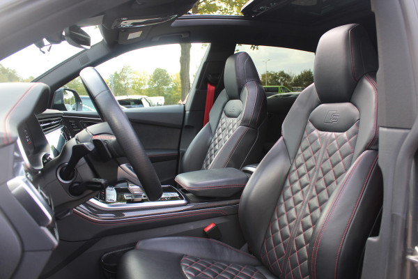 Audi Q8 55 TFSI quattro Pro Line S / Trekhaak / Panoramadak / Camera / Head-up / Luxe Leder / Carbon / 22'' / RS Seats / Keyless / Sfeerverlichting / Matrix LED / Stoelventilatie / Stuur+Stoelverwarming / DAB / ACC / Stoelm