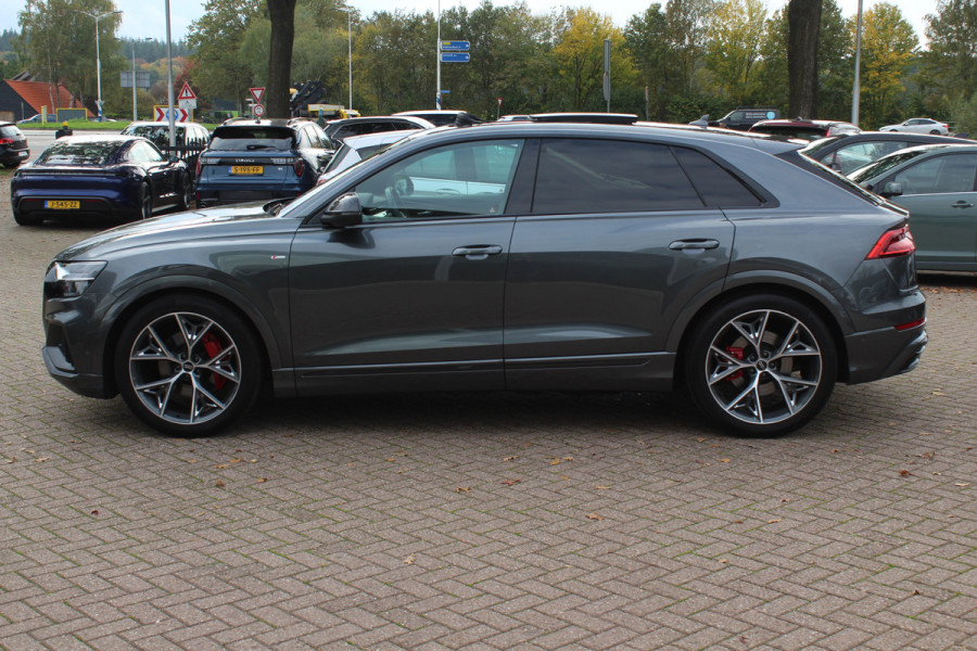 Audi Q8 55 TFSI quattro Pro Line S / Trekhaak / Panoramadak / Camera / Head-up / Luxe Leder / Carbon / 22'' / RS Seats / Keyless / Sfeerverlichting / Matrix LED / Stoelventilatie / Stuur+Stoelverwarming / DAB / ACC / Stoelm