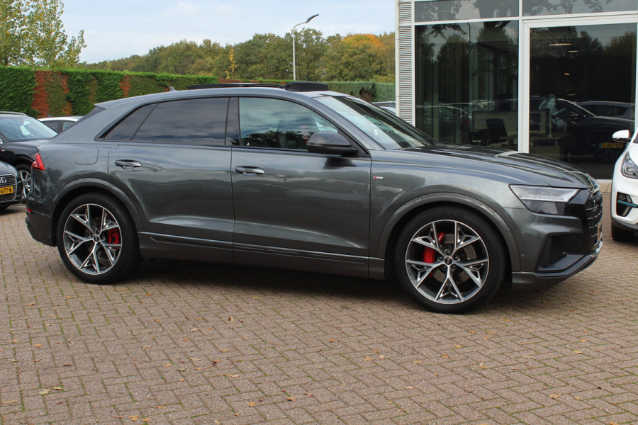 Audi Q8 55 TFSI quattro Pro Line S / Trekhaak / Panoramadak / Camera / Head-up / Luxe Leder / Carbon / 22'' / RS Seats / Keyless / Sfeerverlichting / Matrix LED / Stoelventilatie / Stuur+Stoelverwarming / DAB / ACC / Stoelm