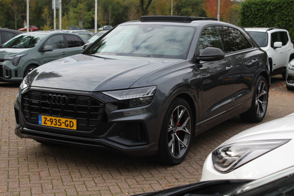 Audi Q8 55 TFSI quattro Pro Line S / Trekhaak / Panoramadak / Camera / Head-up / Luxe Leder / Carbon / 22'' / RS Seats / Keyless / Sfeerverlichting / Matrix LED / Stoelventilatie / Stuur+Stoelverwarming / DAB / ACC / Stoelm