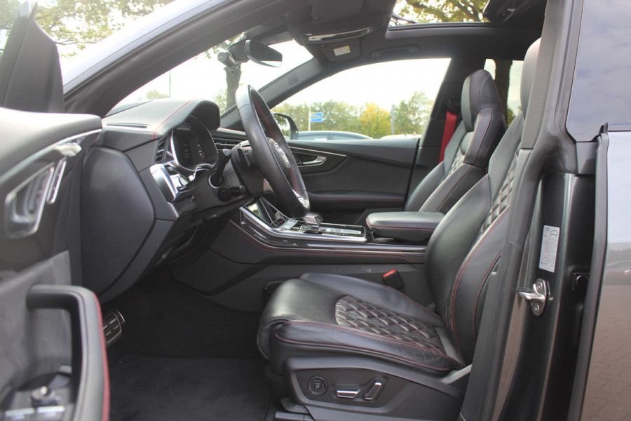 Audi Q8 55 TFSI quattro Pro Line S / Trekhaak / Panoramadak / Camera / Head-up / Luxe Leder / Carbon / 22'' / RS Seats / Keyless / Sfeerverlichting / Matrix LED / Stoelventilatie / Stuur+Stoelverwarming / DAB / ACC / Stoelm