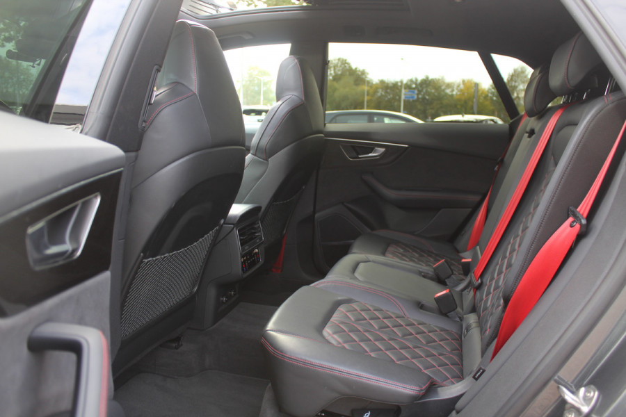 Audi Q8 55 TFSI quattro Pro Line S / Trekhaak / Panoramadak / Camera / Head-up / Luxe Leder / Carbon / 22'' / RS Seats / Keyless / Sfeerverlichting / Matrix LED / Stoelventilatie / Stuur+Stoelverwarming / DAB / ACC / Stoelm