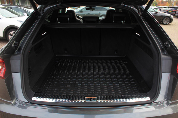 Audi Q8 55 TFSI quattro Pro Line S / Trekhaak / Panoramadak / Camera / Head-up / Luxe Leder / Carbon / 22'' / RS Seats / Keyless / Sfeerverlichting / Matrix LED / Stoelventilatie / Stuur+Stoelverwarming / DAB / ACC / Stoelm