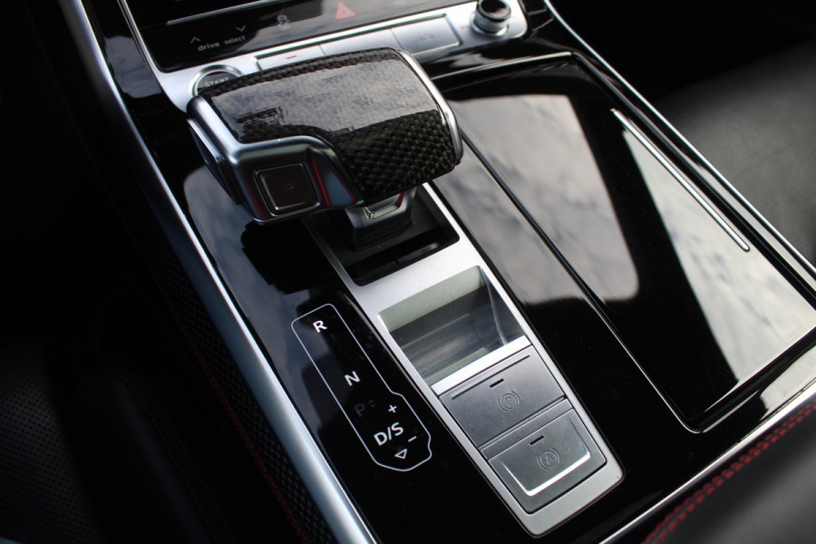 Audi Q8 55 TFSI quattro Pro Line S / Trekhaak / Panoramadak / Camera / Head-up / Luxe Leder / Carbon / 22'' / RS Seats / Keyless / Sfeerverlichting / Matrix LED / Stoelventilatie / Stuur+Stoelverwarming / DAB / ACC / Stoelm
