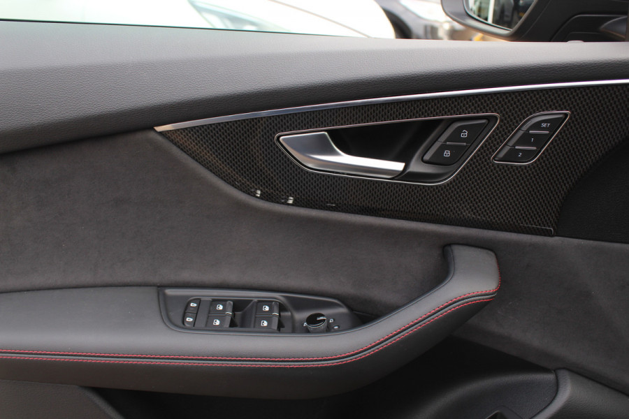 Audi Q8 55 TFSI quattro Pro Line S / Trekhaak / Panoramadak / Camera / Head-up / Luxe Leder / Carbon / 22'' / RS Seats / Keyless / Sfeerverlichting / Matrix LED / Stoelventilatie / Stuur+Stoelverwarming / DAB / ACC / Stoelm