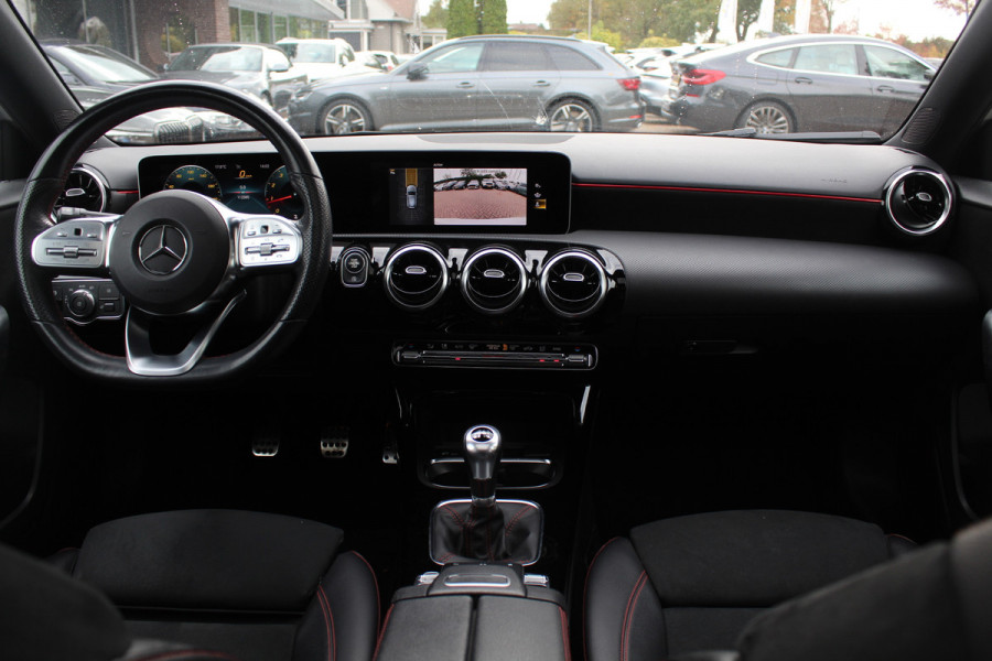 Mercedes-Benz A-Klasse 200 Business Solution AMG / Panoramadak / Camera / Leder&Alcantara / 18'' / Stoelverwarming / LED / DAB / Cruise Control Mercedes-Benz A-Klasse 200 Business Solution AMG / Panoramadak / Camera / Leder&Alcantara / 18'' / Stoelverwarming / LED / DAB / Cruise Control