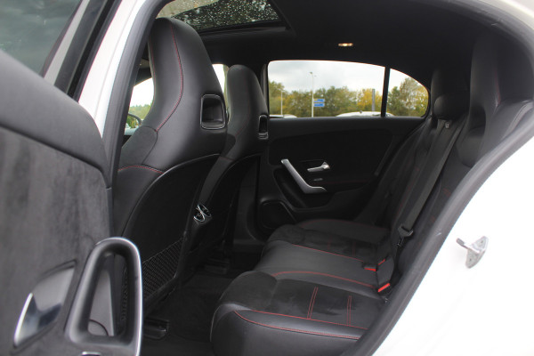 Mercedes-Benz A-Klasse 200 Business Solution AMG / Panoramadak / Camera / Leder&Alcantara / 18'' / Stoelverwarming / LED / DAB / Cruise Control Mercedes-Benz A-Klasse 200 Business Solution AMG / Panoramadak / Camera / Leder&Alcantara / 18'' / Stoelverwarming / LED / DAB / Cruise Control