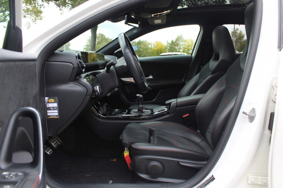 Mercedes-Benz A-Klasse 200 Business Solution AMG / Panoramadak / Camera / Leder&Alcantara / 18'' / Stoelverwarming / LED / DAB / Cruise Control Mercedes-Benz A-Klasse 200 Business Solution AMG / Panoramadak / Camera / Leder&Alcantara / 18'' / Stoelverwarming / LED / DAB / Cruise Control