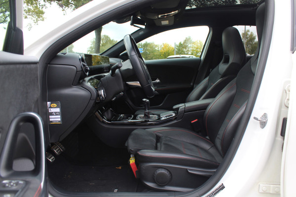 Mercedes-Benz A-Klasse 200 Business Solution AMG / Panoramadak / Camera / Leder&Alcantara / 18'' / Stoelverwarming / LED / DAB / Cruise Control Mercedes-Benz A-Klasse 200 Business Solution AMG / Panoramadak / Camera / Leder&Alcantara / 18'' / Stoelverwarming / LED / DAB / Cruise Control