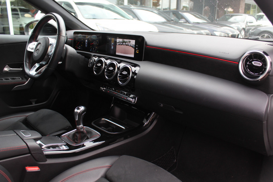 Mercedes-Benz A-Klasse 200 Business Solution AMG / Panoramadak / Camera / Leder&Alcantara / 18'' / Stoelverwarming / LED / DAB / Cruise Control Mercedes-Benz A-Klasse 200 Business Solution AMG / Panoramadak / Camera / Leder&Alcantara / 18'' / Stoelverwarming / LED / DAB / Cruise Control