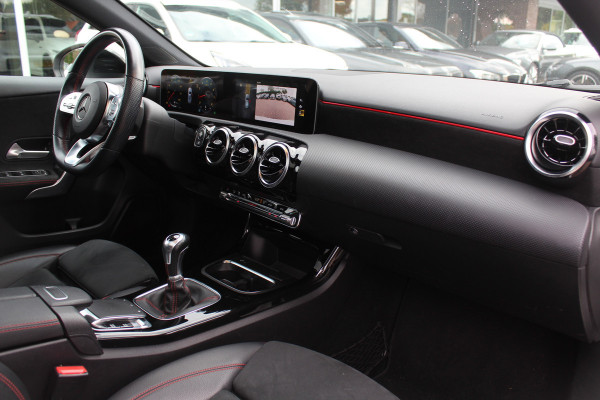 Mercedes-Benz A-Klasse 200 Business Solution AMG / Panoramadak / Camera / Leder&Alcantara / 18'' / Stoelverwarming / LED / DAB / Cruise Control Mercedes-Benz A-Klasse 200 Business Solution AMG / Panoramadak / Camera / Leder&Alcantara / 18'' / Stoelverwarming / LED / DAB / Cruise Control