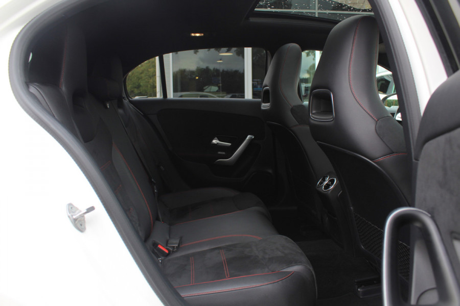 Mercedes-Benz A-Klasse 200 Business Solution AMG / Panoramadak / Camera / Leder&Alcantara / 18'' / Stoelverwarming / LED / DAB / Cruise Control Mercedes-Benz A-Klasse 200 Business Solution AMG / Panoramadak / Camera / Leder&Alcantara / 18'' / Stoelverwarming / LED / DAB / Cruise Control
