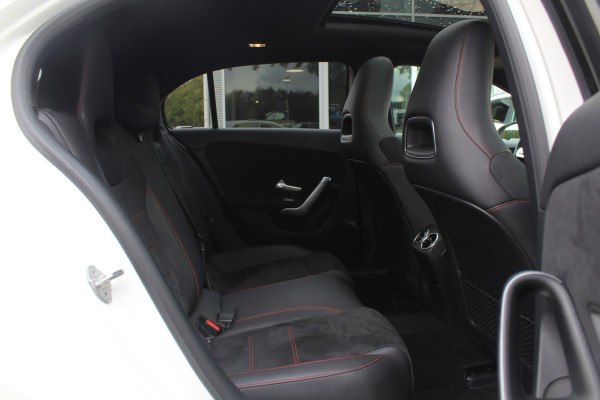 Mercedes-Benz A-Klasse 200 Business Solution AMG / Panoramadak / Camera / Leder&Alcantara / 18'' / Stoelverwarming / LED / DAB / Cruise Control Mercedes-Benz A-Klasse 200 Business Solution AMG / Panoramadak / Camera / Leder&Alcantara / 18'' / Stoelverwarming / LED / DAB / Cruise Control