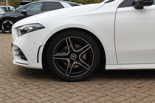 Mercedes-Benz A-Klasse 200 Business Solution AMG / Panoramadak / Camera / Leder&Alcantara / 18'' / Stoelverwarming / LED / DAB / Cruise Control Mercedes-Benz A-Klasse 200 Business Solution AMG / Panoramadak / Camera / Leder&Alcantara / 18'' / Stoelverwarming / LED / DAB / Cruise Control