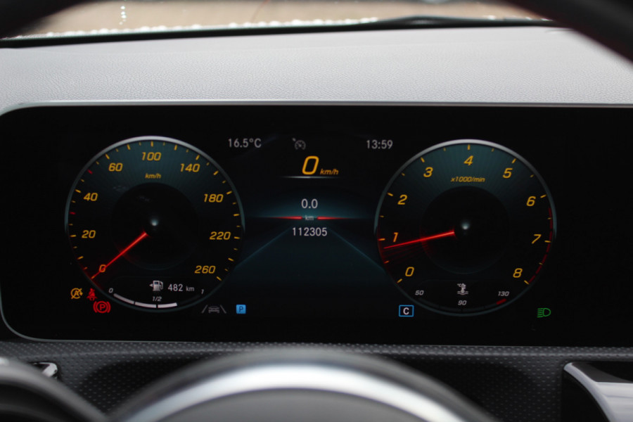 Mercedes-Benz A-Klasse 200 Business Solution AMG / Panoramadak / Camera / Leder&Alcantara / 18'' / Stoelverwarming / LED / DAB / Cruise Control Mercedes-Benz A-Klasse 200 Business Solution AMG / Panoramadak / Camera / Leder&Alcantara / 18'' / Stoelverwarming / LED / DAB / Cruise Control