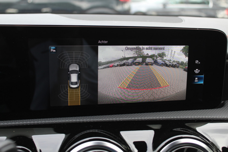 Mercedes-Benz A-Klasse 200 Business Solution AMG / Panoramadak / Camera / Leder&Alcantara / 18'' / Stoelverwarming / LED / DAB / Cruise Control Mercedes-Benz A-Klasse 200 Business Solution AMG / Panoramadak / Camera / Leder&Alcantara / 18'' / Stoelverwarming / LED / DAB / Cruise Control