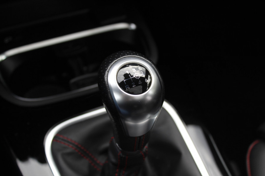 Mercedes-Benz A-Klasse 200 Business Solution AMG / Panoramadak / Camera / Leder&Alcantara / 18'' / Stoelverwarming / LED / DAB / Cruise Control Mercedes-Benz A-Klasse 200 Business Solution AMG / Panoramadak / Camera / Leder&Alcantara / 18'' / Stoelverwarming / LED / DAB / Cruise Control