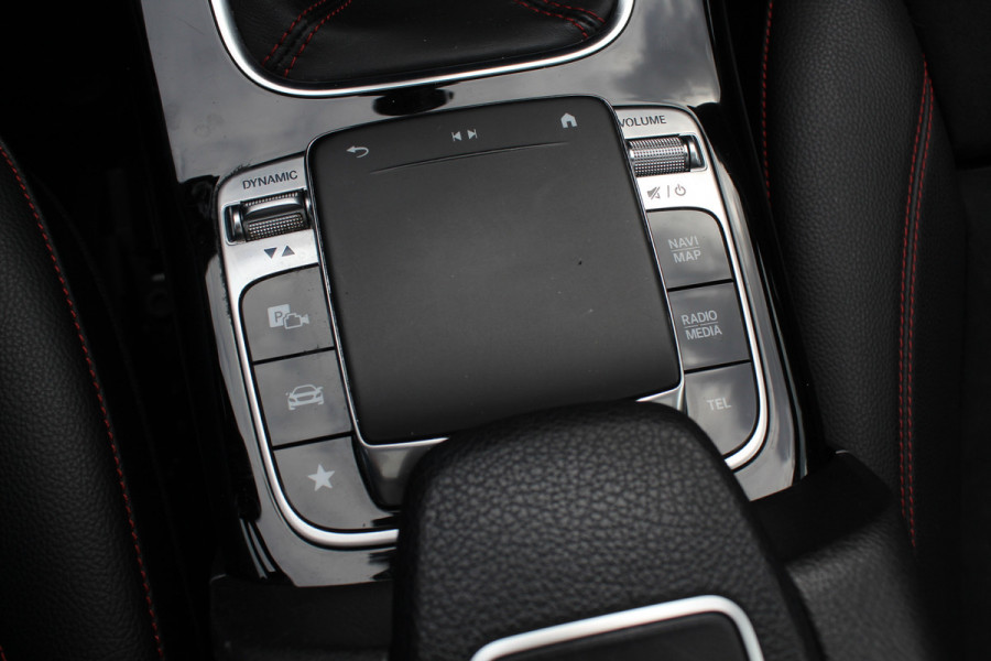Mercedes-Benz A-Klasse 200 Business Solution AMG / Panoramadak / Camera / Leder&Alcantara / 18'' / Stoelverwarming / LED / DAB / Cruise Control Mercedes-Benz A-Klasse 200 Business Solution AMG / Panoramadak / Camera / Leder&Alcantara / 18'' / Stoelverwarming / LED / DAB / Cruise Control