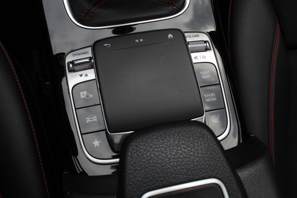 Mercedes-Benz A-Klasse 200 Business Solution AMG / Panoramadak / Camera / Leder&Alcantara / 18'' / Stoelverwarming / LED / DAB / Cruise Control Mercedes-Benz A-Klasse 200 Business Solution AMG / Panoramadak / Camera / Leder&Alcantara / 18'' / Stoelverwarming / LED / DAB / Cruise Control