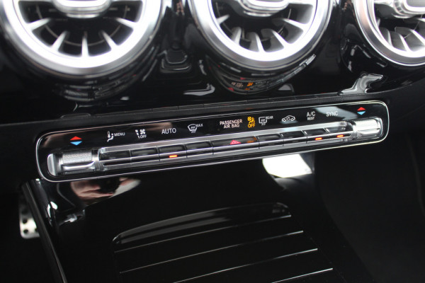 Mercedes-Benz A-Klasse 200 Business Solution AMG / Panoramadak / Camera / Leder&Alcantara / 18'' / Stoelverwarming / LED / DAB / Cruise Control Mercedes-Benz A-Klasse 200 Business Solution AMG / Panoramadak / Camera / Leder&Alcantara / 18'' / Stoelverwarming / LED / DAB / Cruise Control