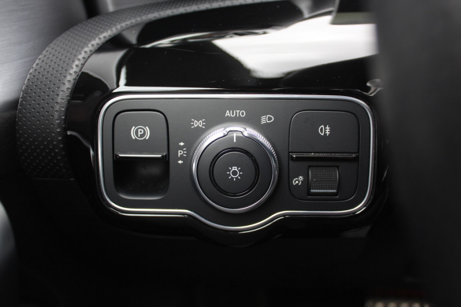 Mercedes-Benz A-Klasse 200 Business Solution AMG / Panoramadak / Camera / Leder&Alcantara / 18'' / Stoelverwarming / LED / DAB / Cruise Control Mercedes-Benz A-Klasse 200 Business Solution AMG / Panoramadak / Camera / Leder&Alcantara / 18'' / Stoelverwarming / LED / DAB / Cruise Control