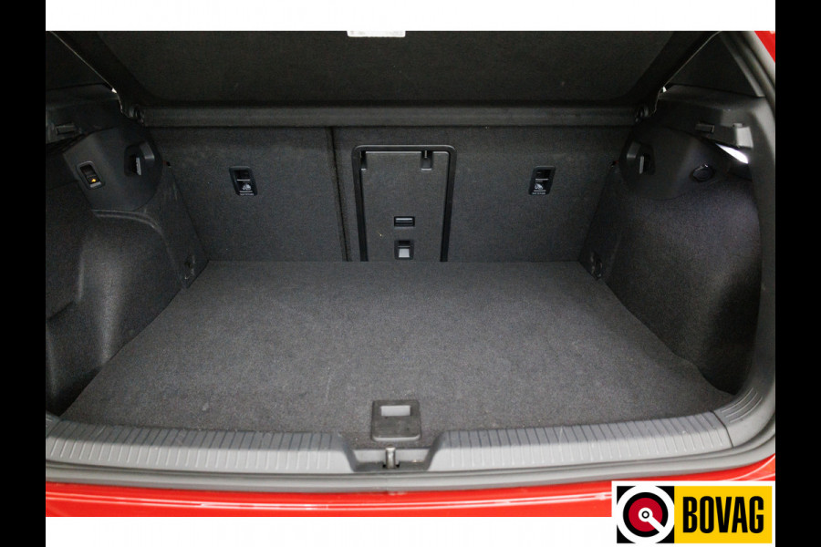 Volkswagen Golf 1.5 eHybrid GTE Black Style 272 PK | Panoramadak | Leer | Elec. trekhaak | Headup | Stoel- & stuurverw. | Stoelventilatie, Sfeerverlichting, bestuurdersstoel met geheugen, IQ matrix Led, Travel assist Volkswagen Golf 1.5 eHybrid GTE Black Style 272 PK | Panoramadak | Leer | Elec. trekhaak | Headup | Stoel- & stuurverw. | Stoelventilatie, Sfeerverlichting, bestuurdersstoel met geheugen, IQ matrix Led, Travel assist