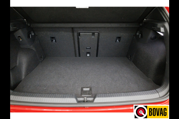 Volkswagen Golf 1.5 eHybrid GTE Black Style 272 PK | Panoramadak | Leer | Elec. trekhaak | Headup | Stoel- & stuurverw. | Stoelventilatie, Sfeerverlichting, bestuurdersstoel met geheugen, IQ matrix Led, Travel assist Volkswagen Golf 1.5 eHybrid GTE Black Style 272 PK | Panoramadak | Leer | Elec. trekhaak | Headup | Stoel- & stuurverw. | Stoelventilatie, Sfeerverlichting, bestuurdersstoel met geheugen, IQ matrix Led, Travel assist