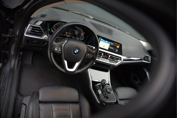 BMW 3-serie 330e eDrive Edition Sportline | Stoelverwarming | Cruise Control | Leer | Camera | Keyless | Apple Carplay | Ambiance Verlichting | HIFI | Parkeersensoren | Navigatie | NAP | Sport