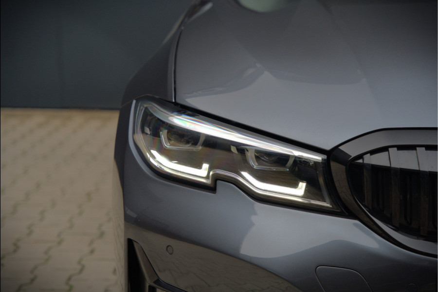 BMW 3-serie 330e eDrive Edition Sportline | Stoelverwarming | Cruise Control | Leer | Camera | Keyless | Apple Carplay | Ambiance Verlichting | HIFI | Parkeersensoren | Navigatie | NAP | Sport